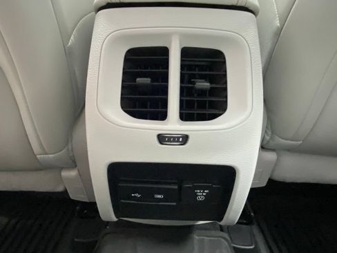 Used 2019 Jeep Cherokee Limited w/ Technology Group FWD image 30