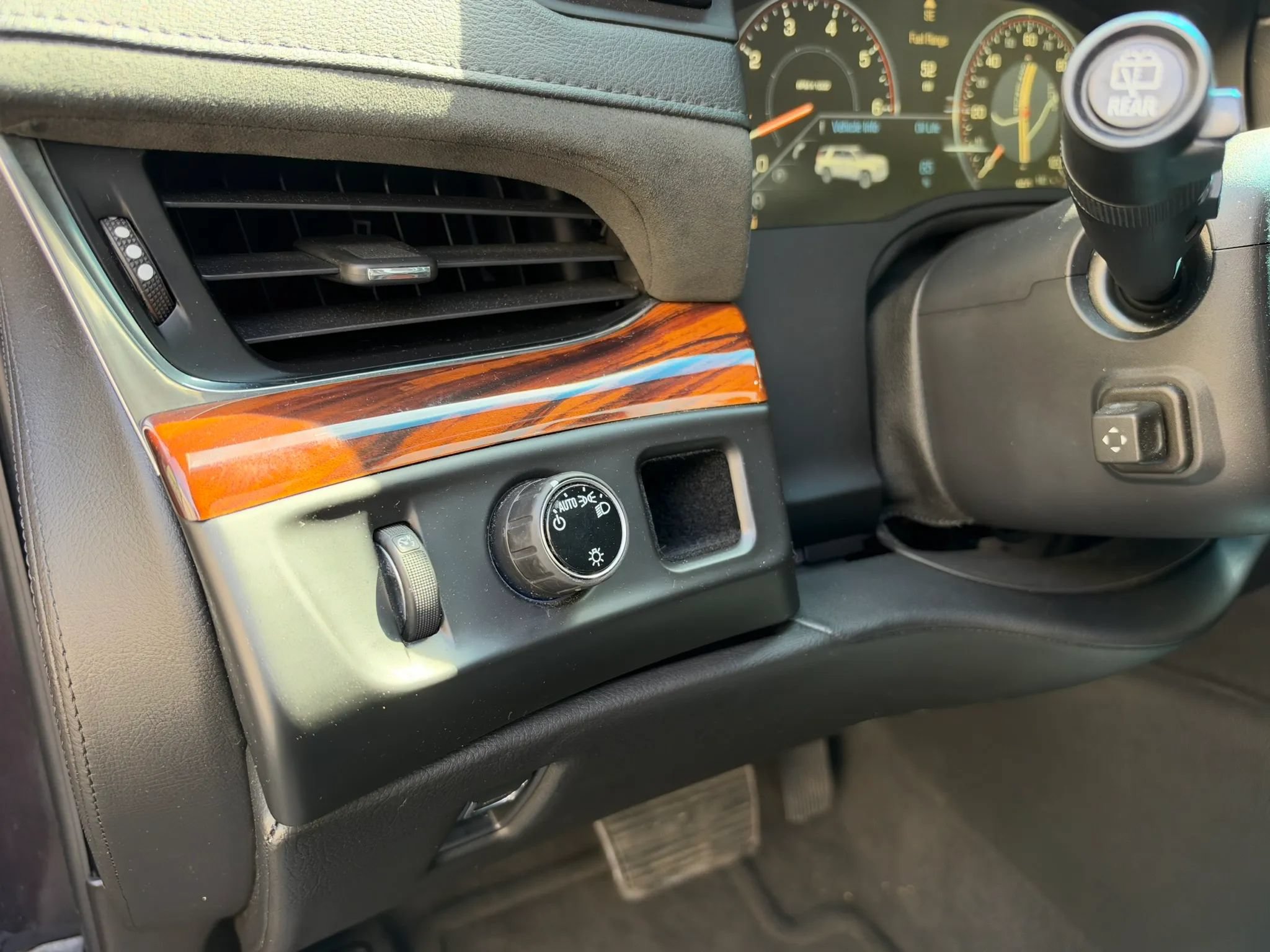 Used 2015 Cadillac Escalade Premium RWD image 28