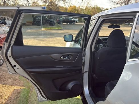 Used 2015 Nissan Rogue S image 18