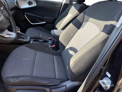 Used 2023 Kia Soul LX image 4
