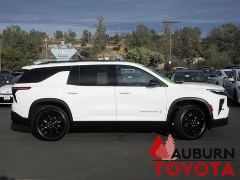 Used 2025 Chevrolet Traverse LT w/ Midnight/Sport Edition image 3