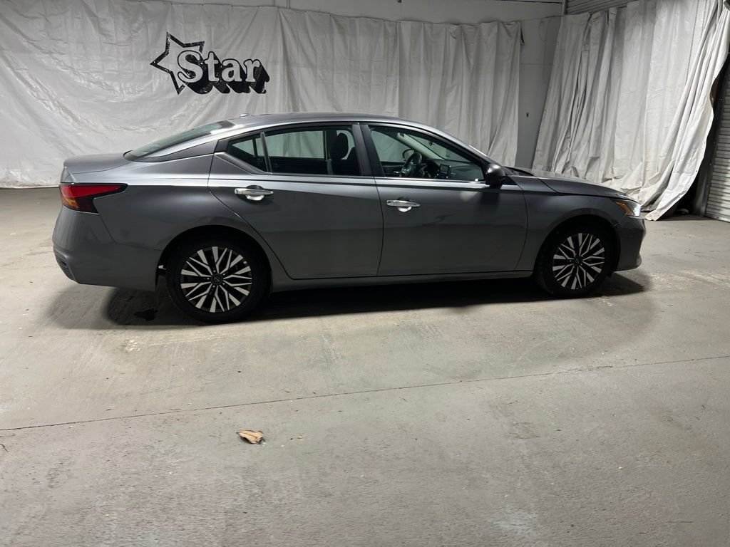 Used 2025 Nissan Altima 2.5 SV FWD image 8