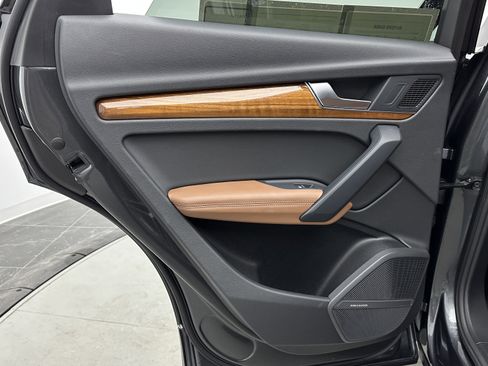 Used 2022 Audi Q5 e Premium Plus w/ Premium Plus Package image 31