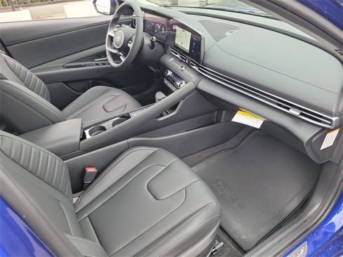 New 2025 Hyundai Elantra Limited image 17