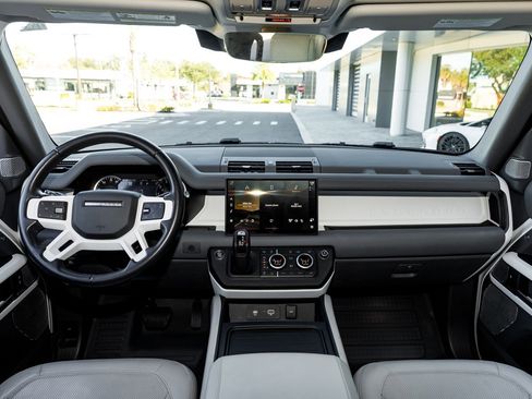 Used 2023 Land Rover Defender 130 SE image 32