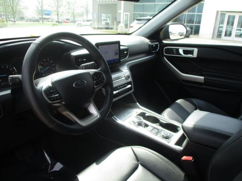 Used 2024 Ford Explorer XLT w/ Equipment Group 202A AWD/4WD image 14