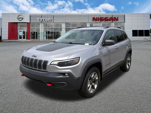 Used 2019 Jeep Cherokee Trailhawk w/ Cold Weather Group AWD/4WD image 3