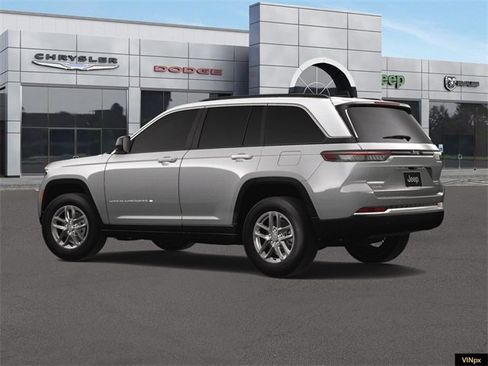 Used 2024 Jeep Grand Cherokee Laredo X image 4