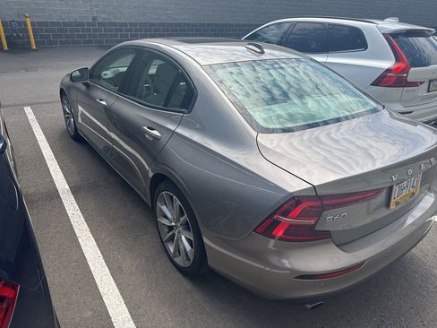 Used 2020 Volvo S60 T6 Momentum AWD/4WD image 2