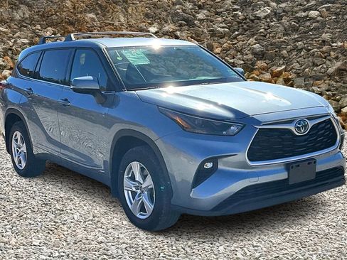 Used 2022 Toyota Highlander LE image 10