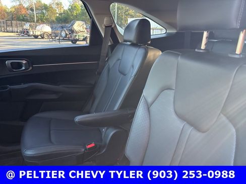 Used 2025 Kia Sorento EX w/ Panoramic Sunroof Package image 19