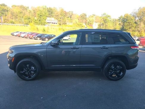 New 2025 Jeep Grand Cherokee Limited w/ Luxury Tech Group II image 2