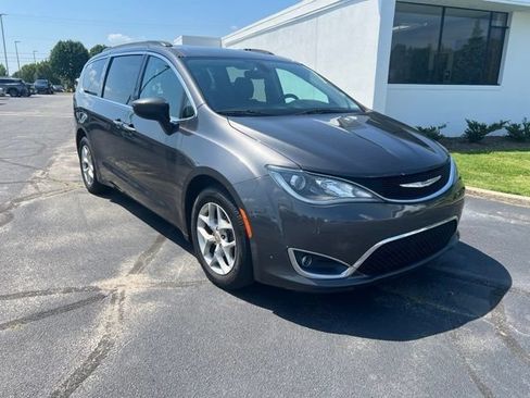 Used 2017 Chrysler Pacifica Touring Plus w/ Tire & Wheel Group FWD image 1