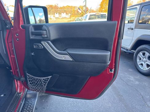 Used 2013 Jeep Wrangler Unlimited Sahara image 25