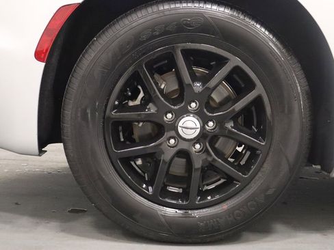 Used 2024 Chrysler Pacifica Touring-L image 26