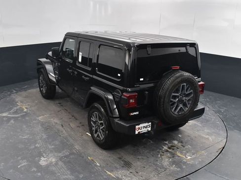 Used 2024 Jeep Wrangler Unlimited Sahara AWD/4WD image 32
