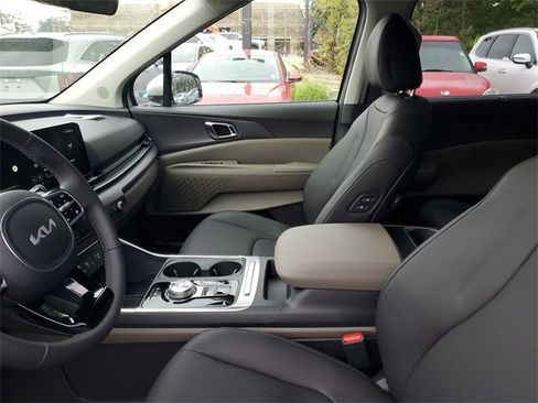New 2026 Kia Carnival EX image 8