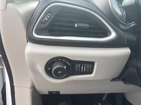 Used 2023 Chrysler Pacifica Touring-L image 18