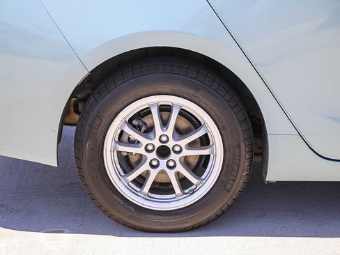 Used 2021 Toyota Prius L Eco FWD image 11