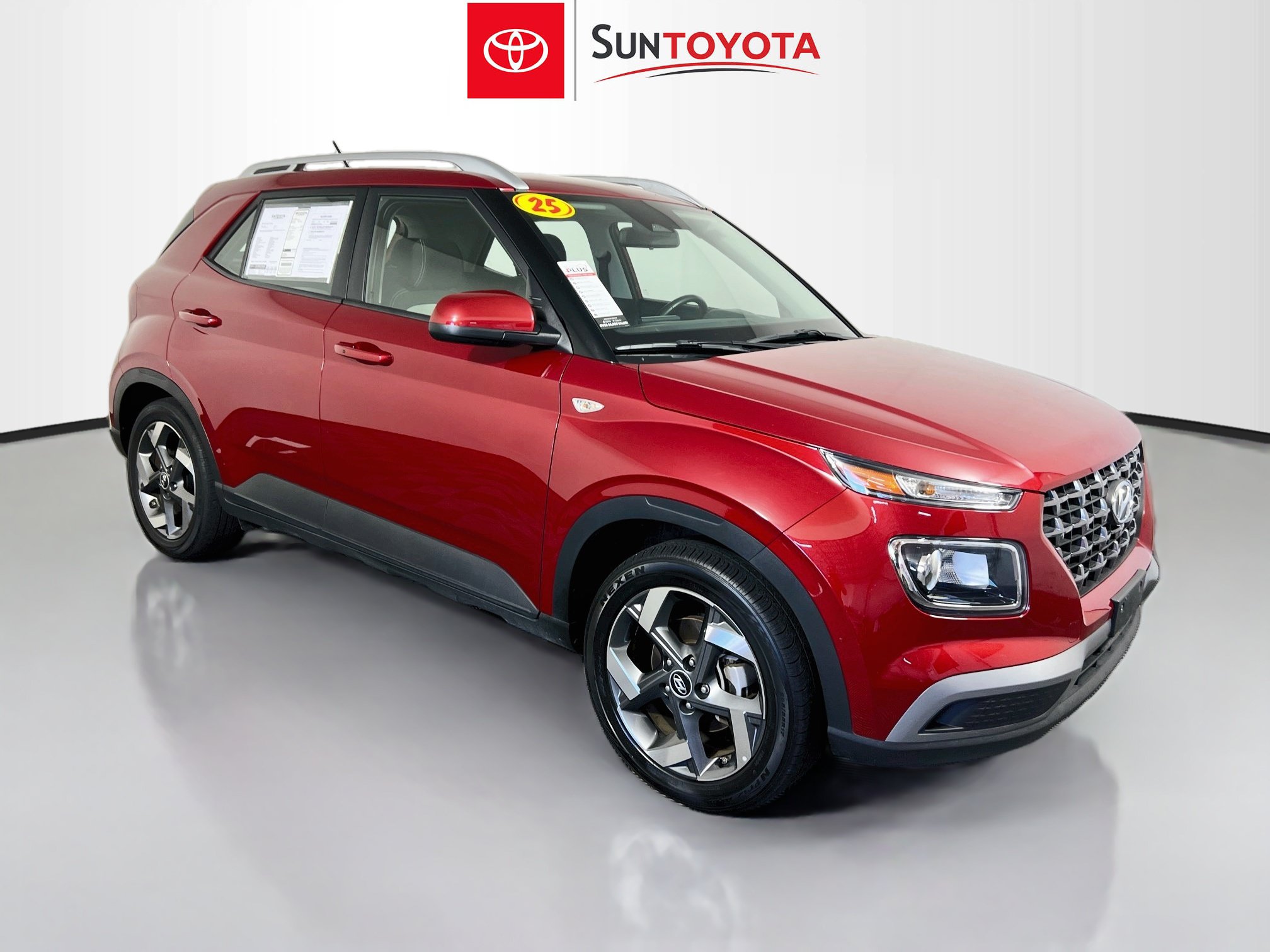 Used 2025 Hyundai Venue SEL FWD image 1