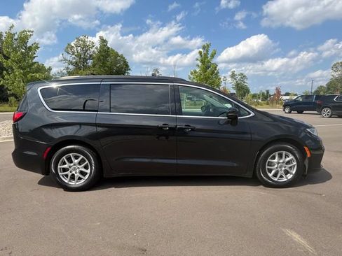 Used 2022 Chrysler Pacifica Touring-L FWD image 6