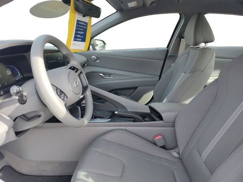 Used 2025 Hyundai Elantra SE image 9