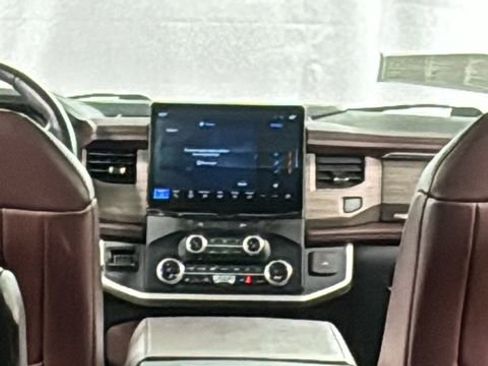 Used 2024 Ford Expedition Limited image 18