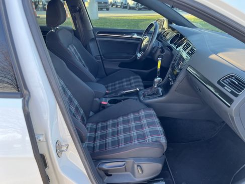 Used 2017 Volkswagen Golf S image 27