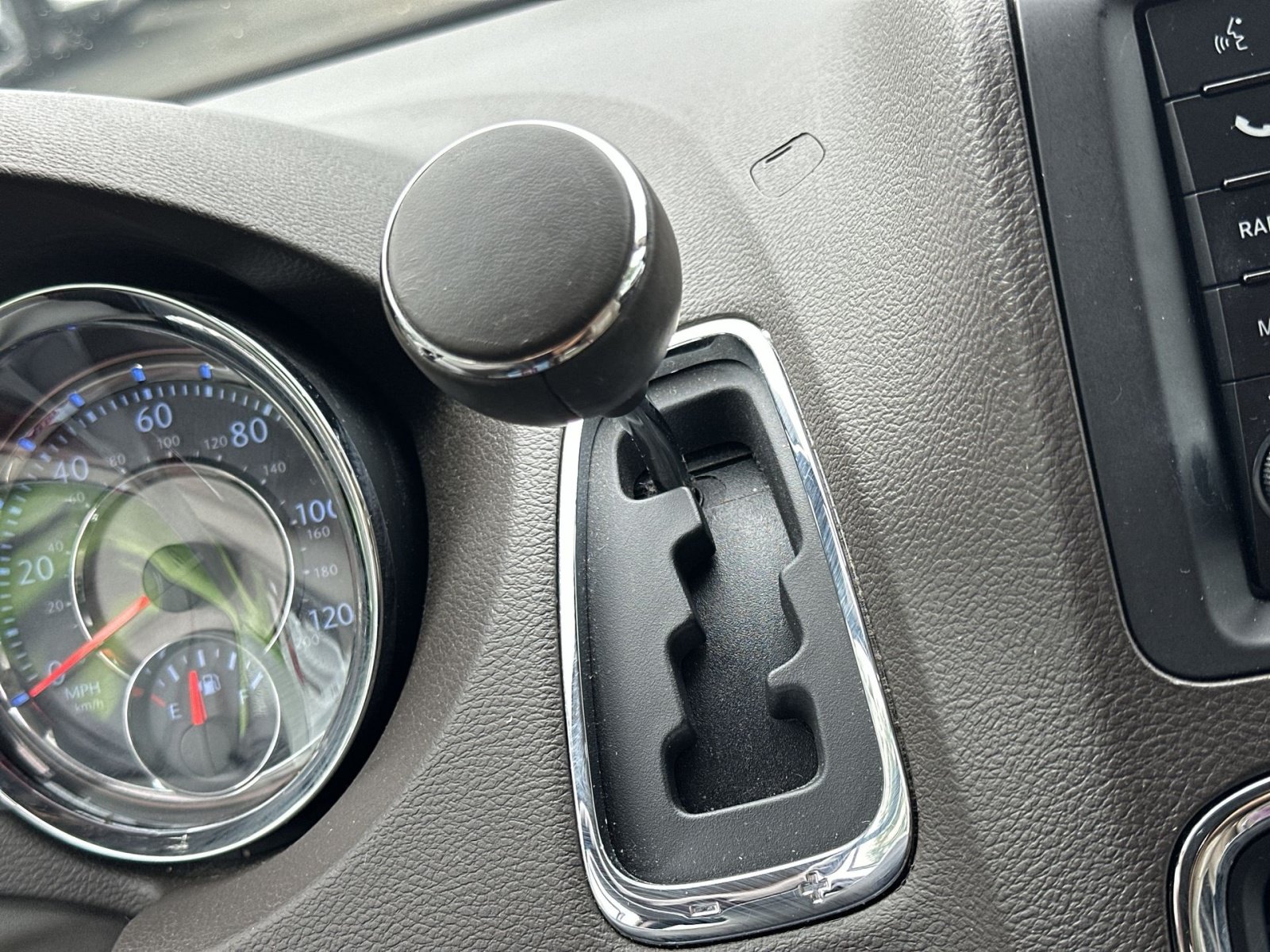 Used 2016 Chrysler Town & Country Limited Platinum FWD image 22