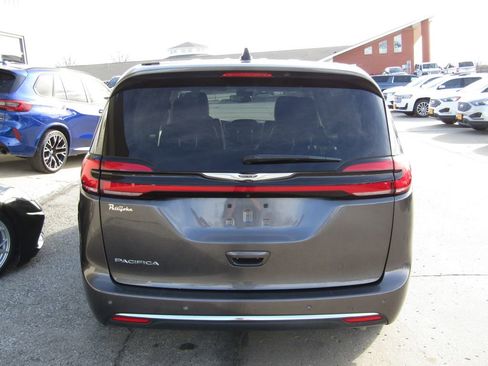 Used 2023 Chrysler Pacifica Touring-L image 4