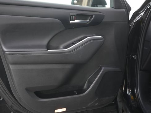 Used 2025 Toyota Highlander XSE AWD/4WD image 21