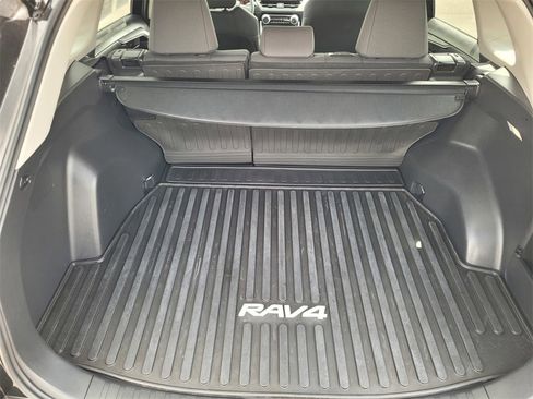 Used 2022 Toyota RAV4 LE image 8