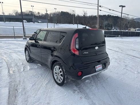 Used 2017 Kia Soul + image 6