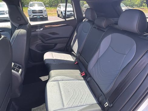 Used 2025 Volkswagen Tiguan SE R-Line AWD/4WD image 25