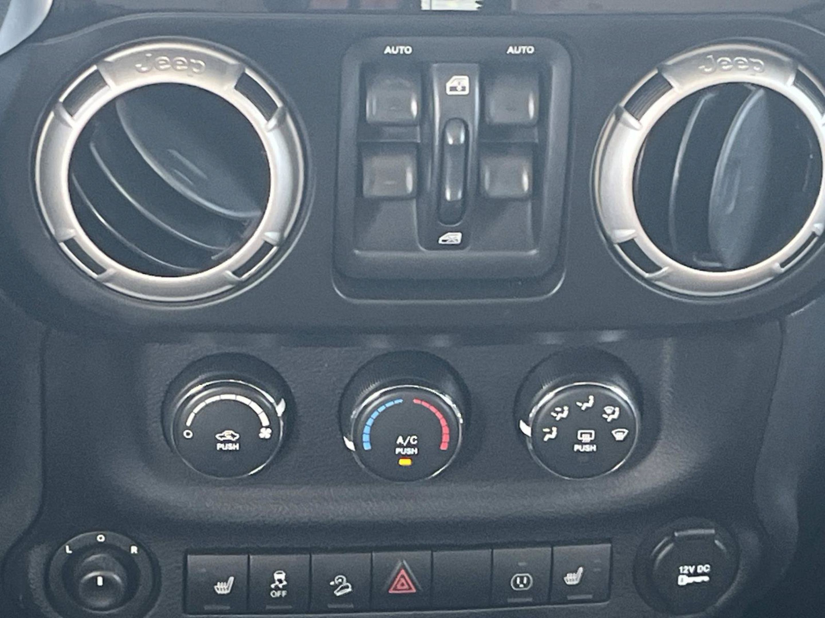 Used 2017 Jeep Wrangler Unlimited Rubicon AWD/4WD image 12