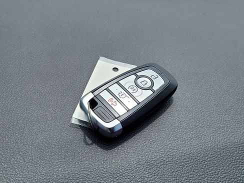 Used 2022 Ford Explorer XLT w/ Equipment Group 202A AWD/4WD image 11