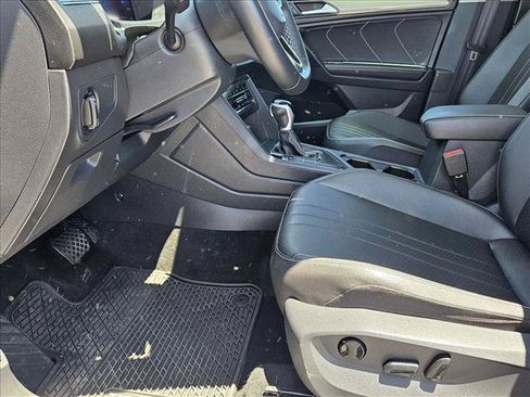 Used 2023 Volkswagen Tiguan SE w/ Panoramic Sunroof Package FWD image 16