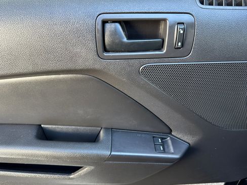 Used 2013 Ford Mustang Coupe RWD image 11