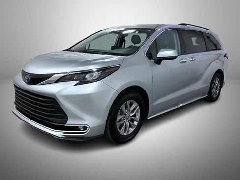 Used 2024 Toyota Sienna XLE image 1