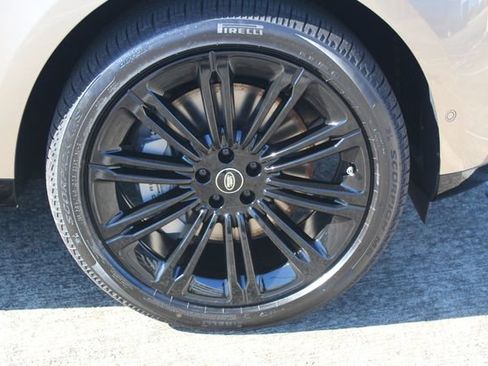 New 2025 Land Rover Range Rover Long Wheelbase SE image 9