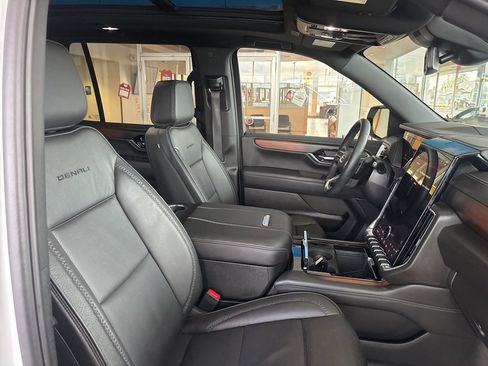 Used 2025 GMC Yukon Denali w/ Sun & Power Step Package image 45