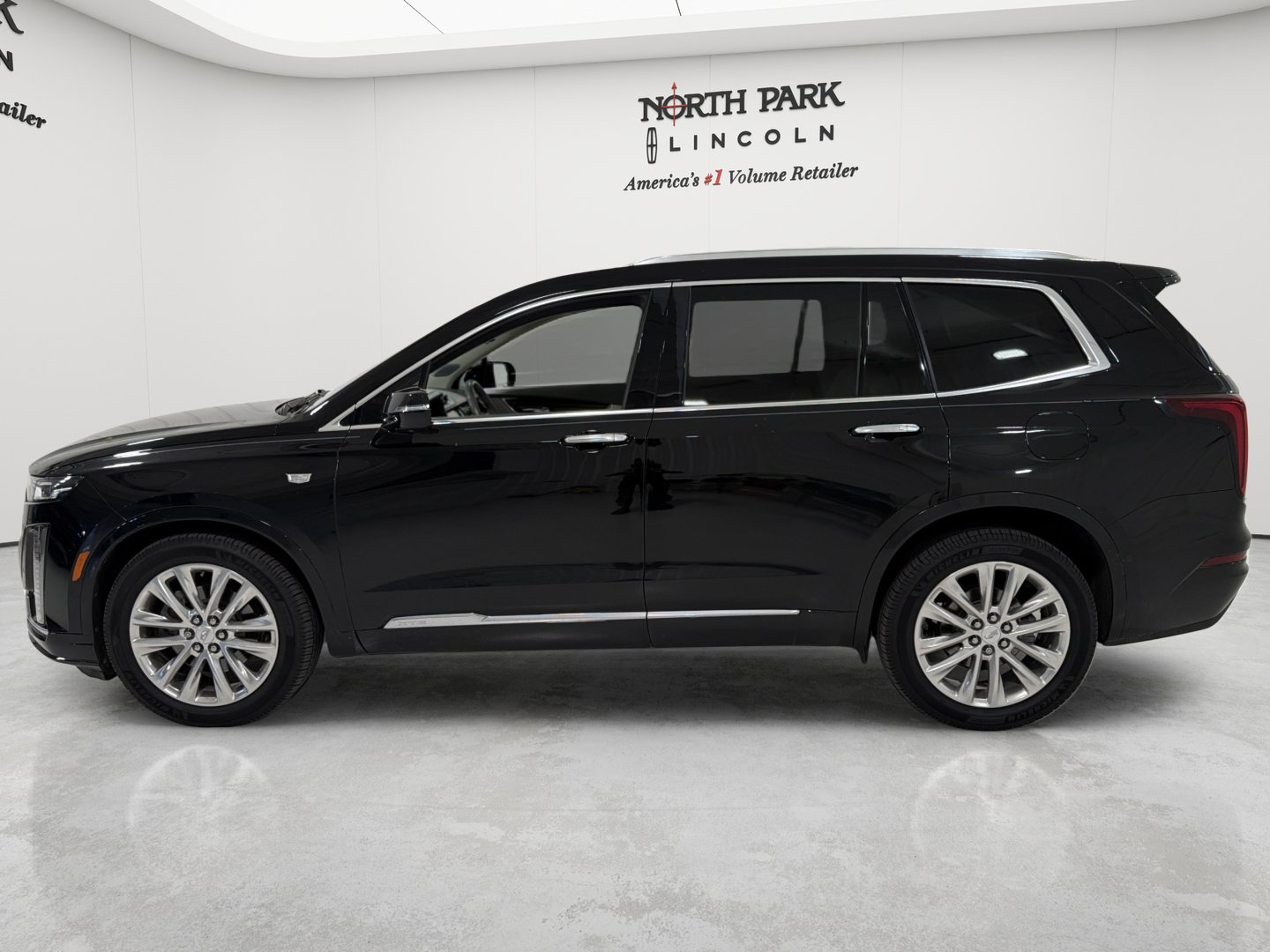 Used 2020 Cadillac XT6 Premium Luxury FWD image 2