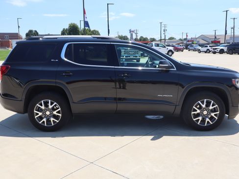 Used 2023 GMC Acadia SLE w/ Driver Convenience Package FWD image 4
