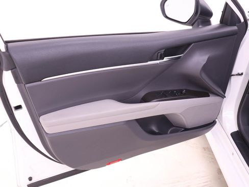 Used 2022 Toyota Camry LE image 9