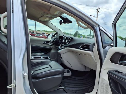 Used 2023 Chrysler Pacifica Touring-L FWD image 21