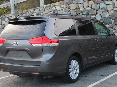 Used 2011 Toyota Sienna LE image 9