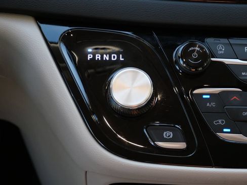 Used 2024 Chrysler Pacifica Touring-L FWD image 19