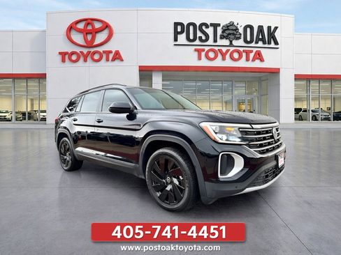 Used 2024 Volkswagen Atlas SE w/ Panoramic Sunroof Package FWD image 9