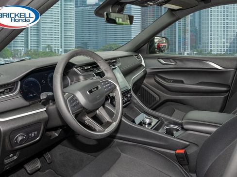 Used 2025 Jeep Grand Cherokee Laredo w/ Luxury Tech Group I RWD image 15