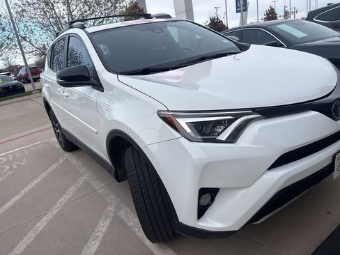 Used 2018 Toyota RAV4 SE image 3